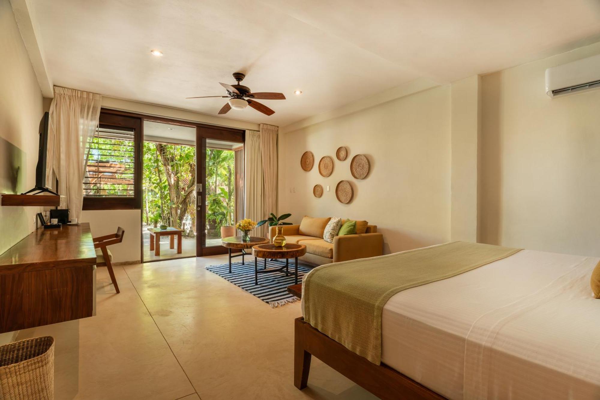 Suite mit Kingsize-Bett und Poolblick