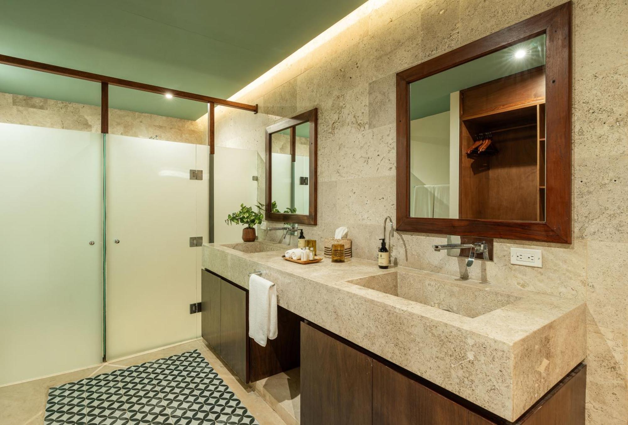 Suite mit Kingsize-Bett und Poolblick